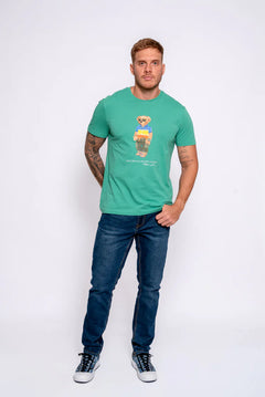T-SHIRT RALPH LAUREN HOMBRE SP25 RAFT GREEN BEACH SHP BEAR 710973138001