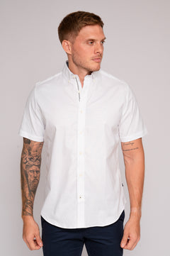 Camisa blanca corta para hombre