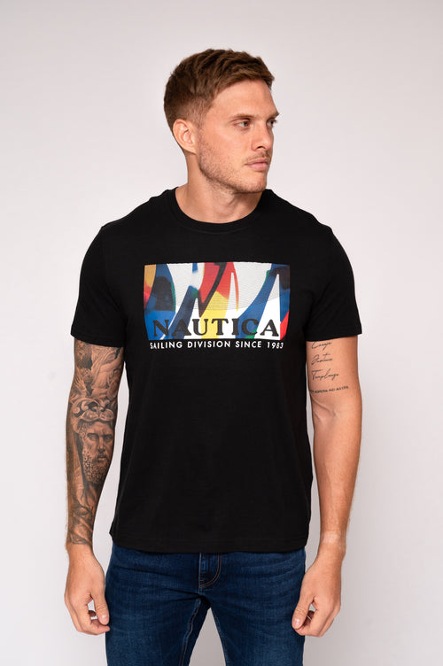 Camiseta negra estampada