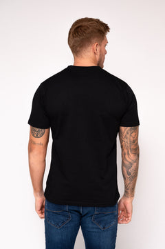 Camiseta para hombre negra con estampado frontal