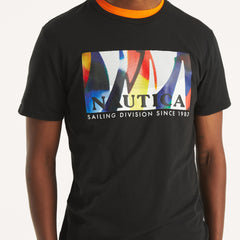 Camiseta negra estampada