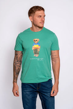 T-SHIRT RALPH LAUREN HOMBRE SP25 RAFT GREEN BEACH SHP BEAR 710973138001