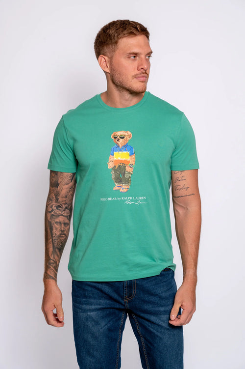 T-SHIRT RALPH LAUREN HOMBRE SP25 RAFT GREEN BEACH SHP BEAR 710973138001