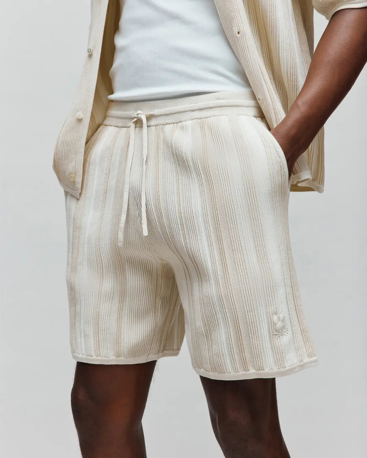 BERMUDA PSYCHO BUNNY PARA HOMBRE COLOR BLANCO MB0900050250