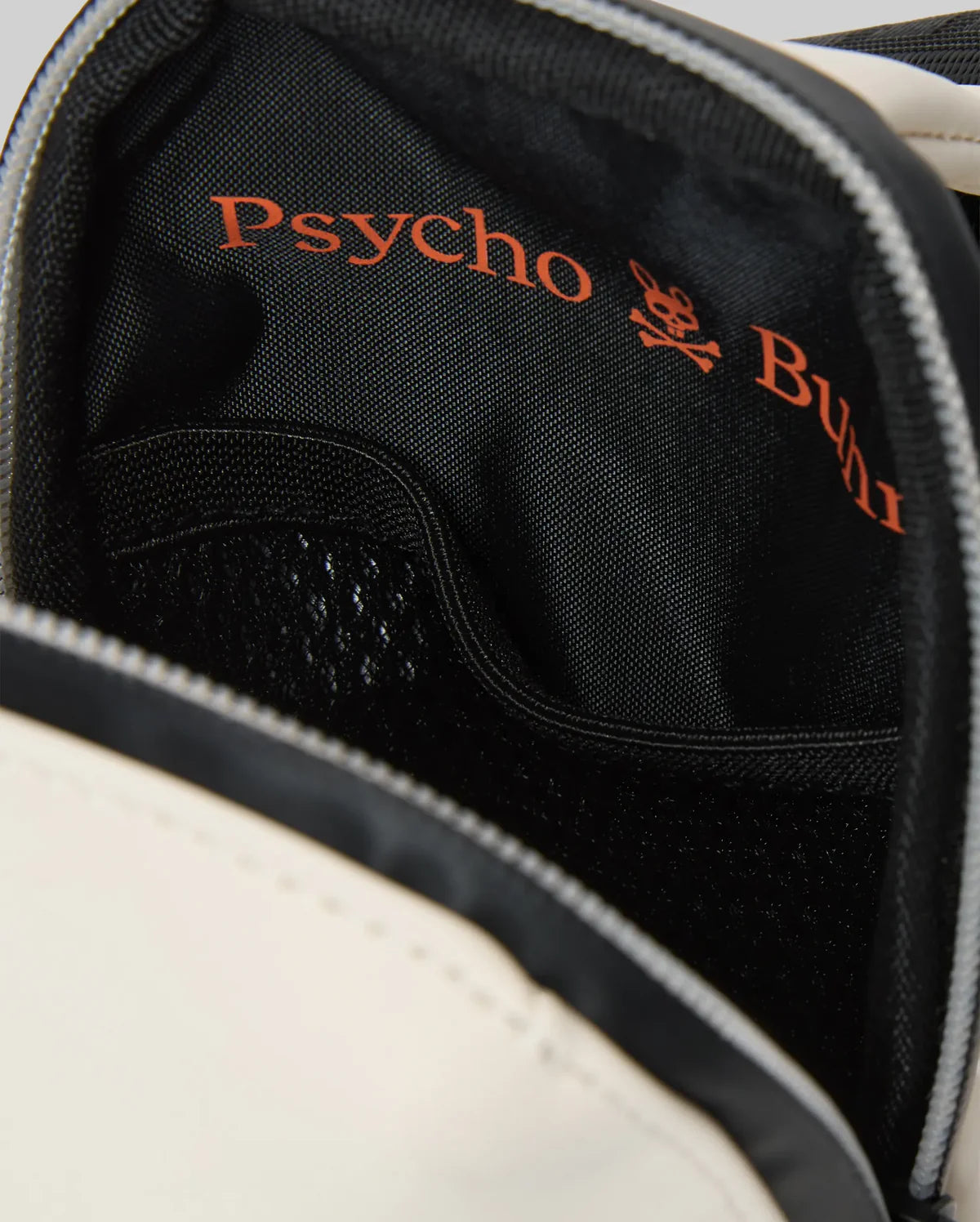 BOLSO PSYCHO BUNNY PARA HOMBRE COLOR BLANCO MO2400079250