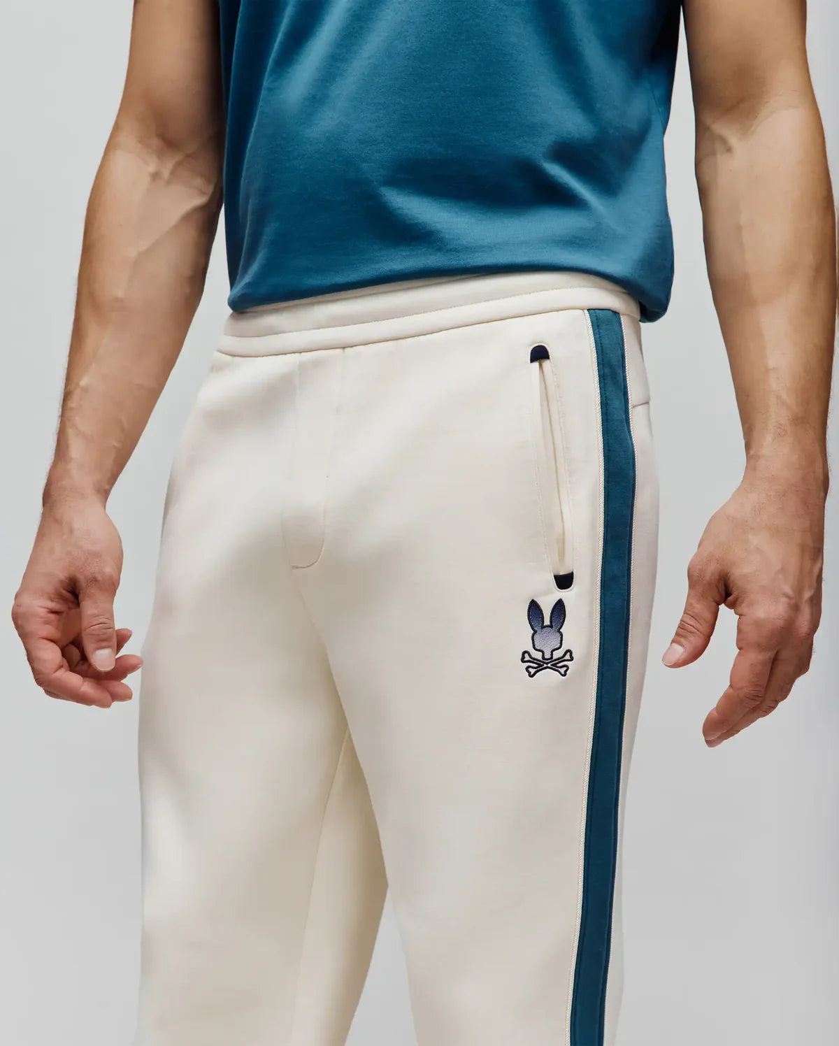 PSYCHO BUNNY PANTALÓN DEPORTIVO CON RAYAS LATERALES CASPIAN PARA CABALLERO HOMBRE BEIGE MB0800047250