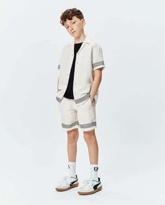 BERMUDA PSYCHO BUNNY PARA NIÑO COLOR BLANCO KB0700010250