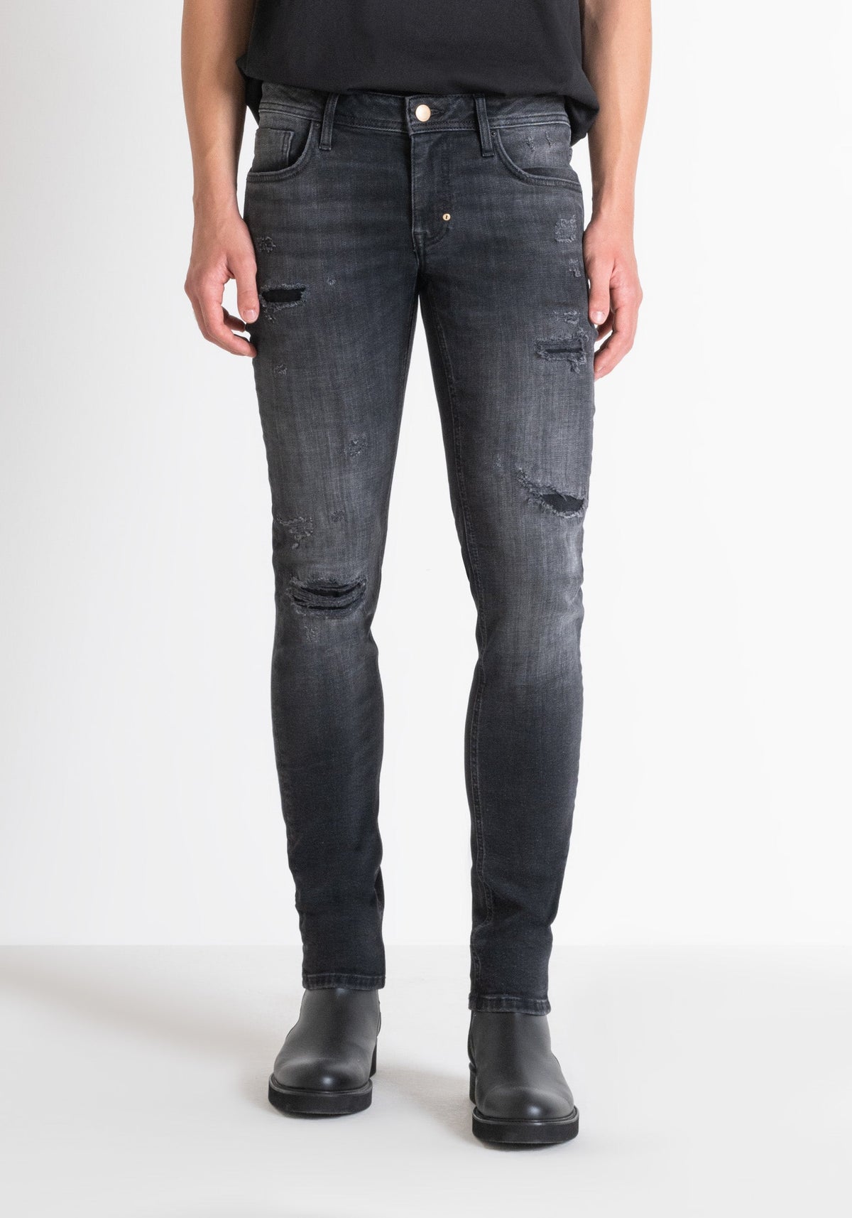 JEANS TAPERED OZZY IN BLACK BL