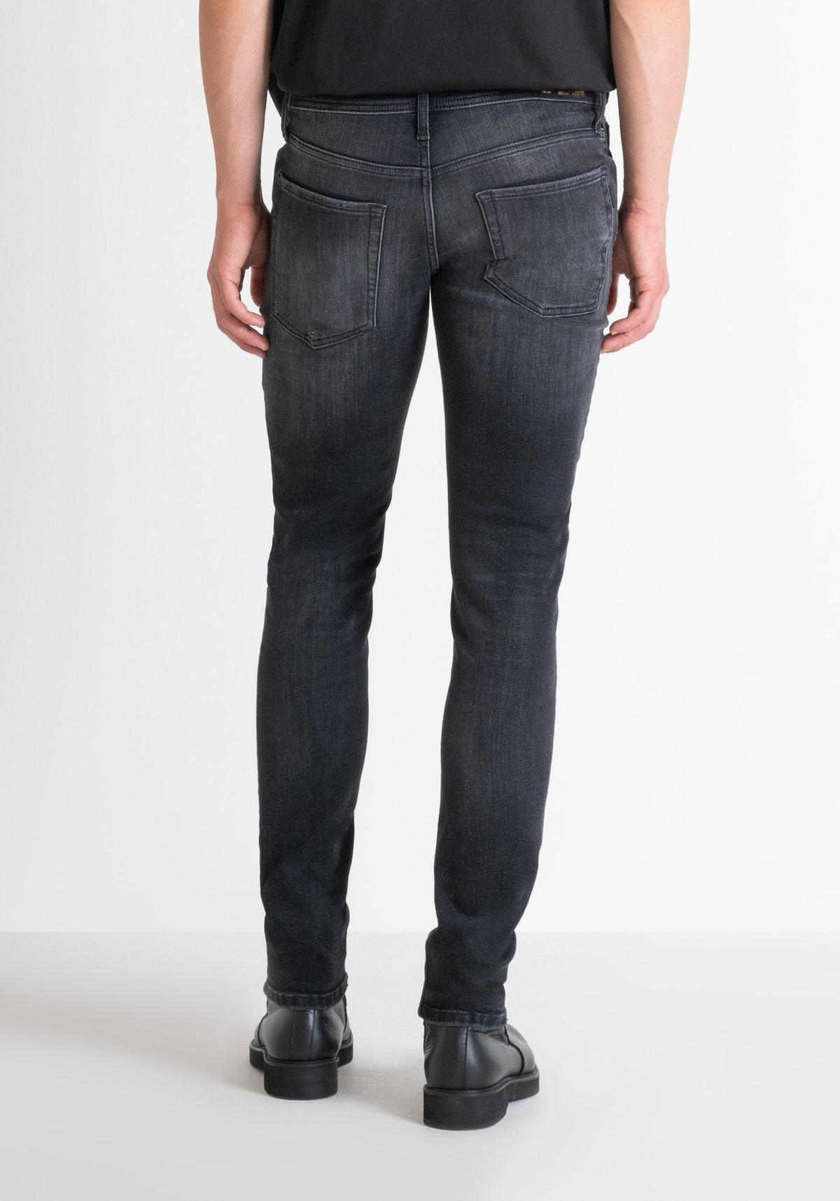 JEANS TAPERED OZZY IN BLACK BL