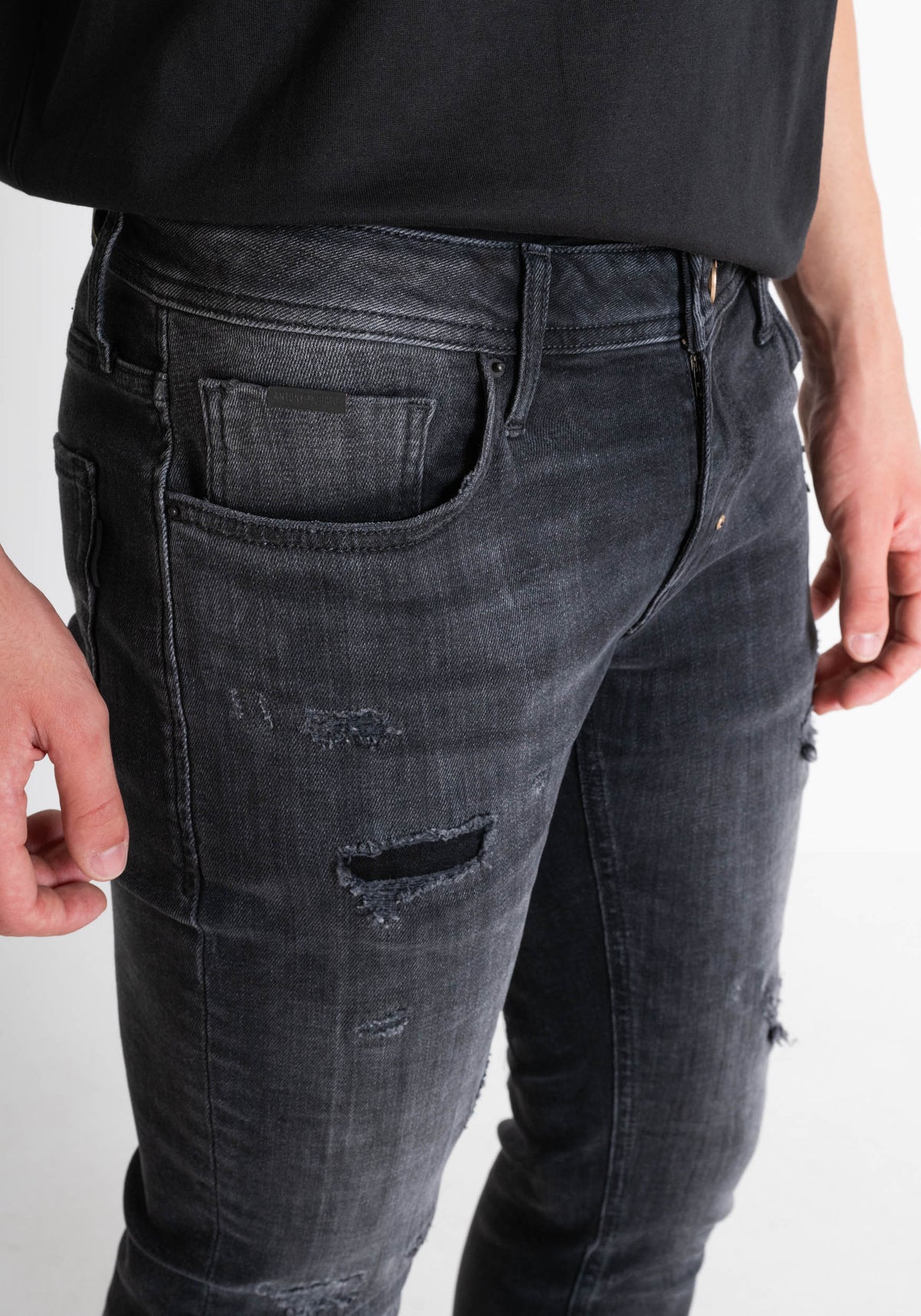 JEANS TAPERED OZZY IN BLACK BL