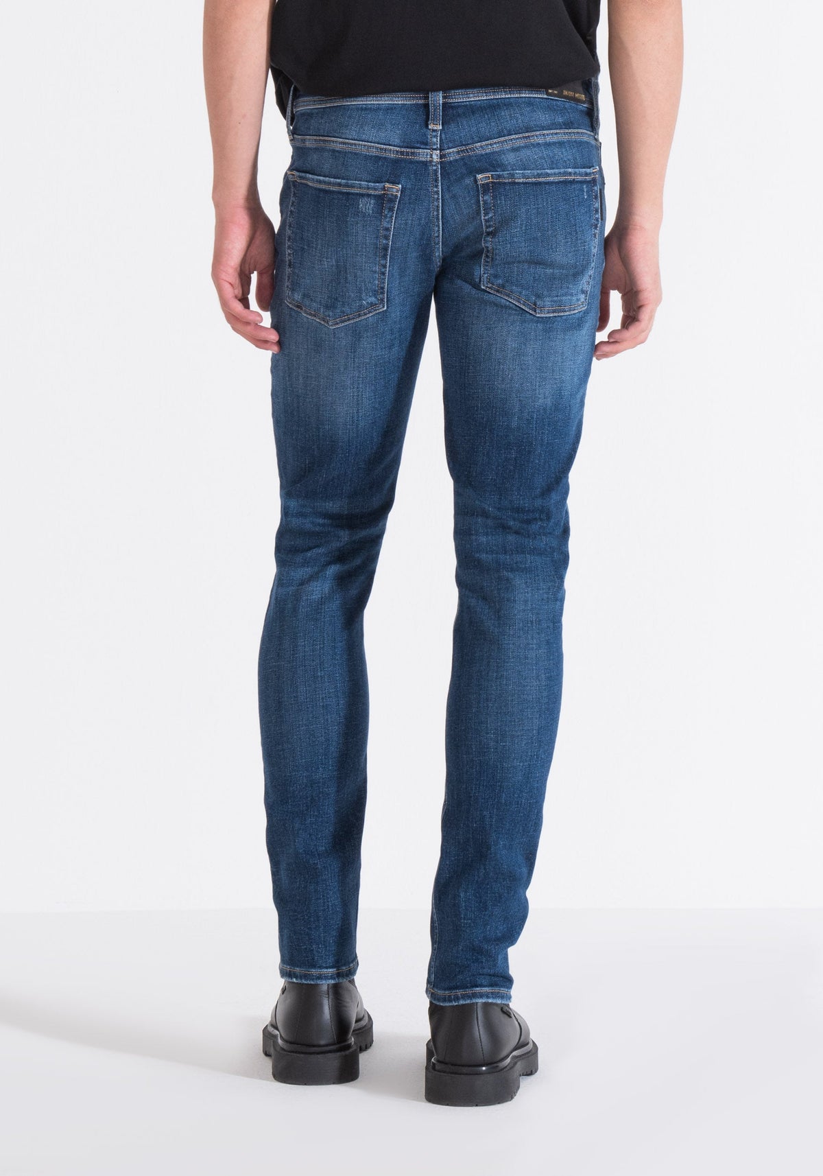 JEANS TAPERED OZZY IN BLUE DEN